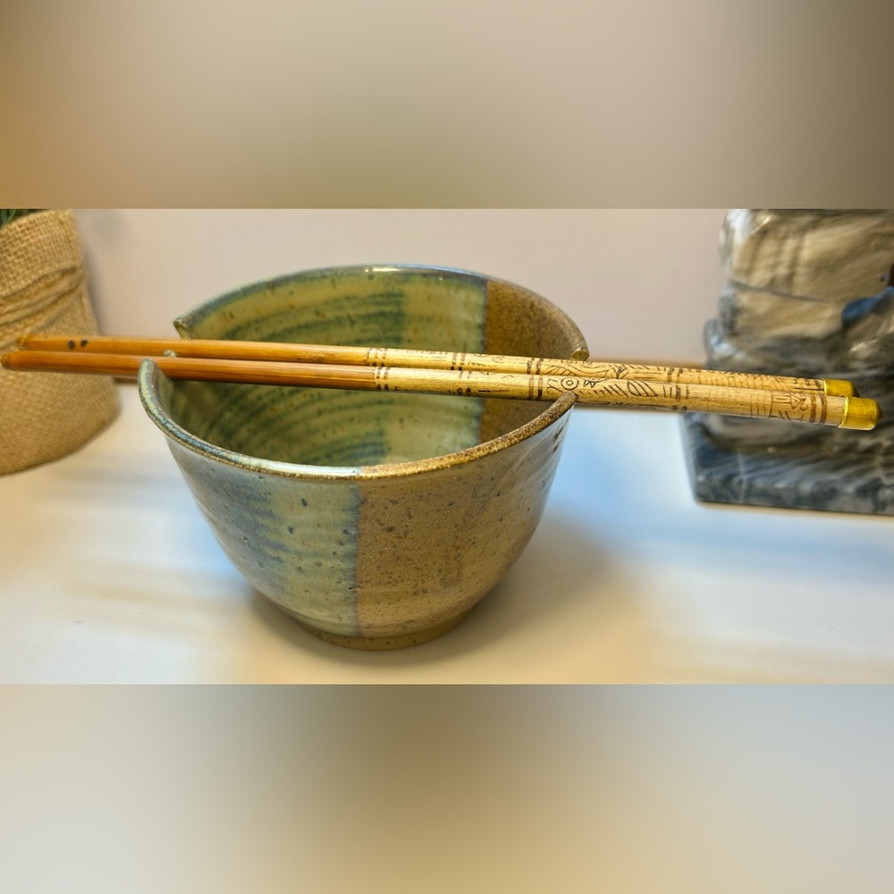 Elegant Green Glazed Ceramic Rice/Noodle Bowl with Wood Carved Chopsticks